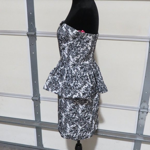 Stunning Betsey Johnson Black Tulle & White Embroidered Strapless Cocktail dress - Picture 5 of 14